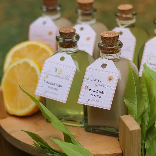 Botellines de licor personalizados como detalle de boda